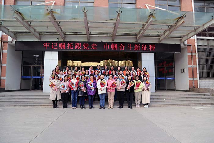 黑丝av
工会“三八节”为女教职工送花送祝福 - 副本.JPG