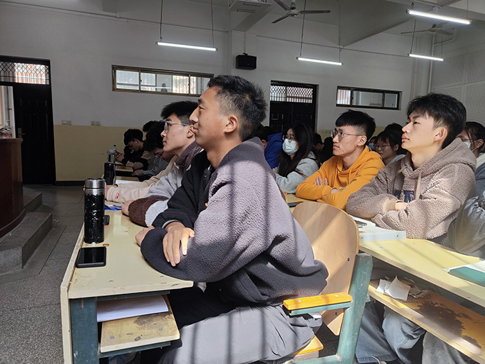 黑丝av
黑丝av
“青马工程”培训班召开第一次班会网络新闻(1).jpg