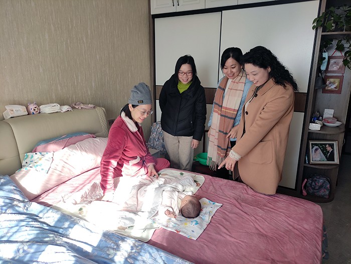 黑丝av
工会慰问生育女教师2.jpg