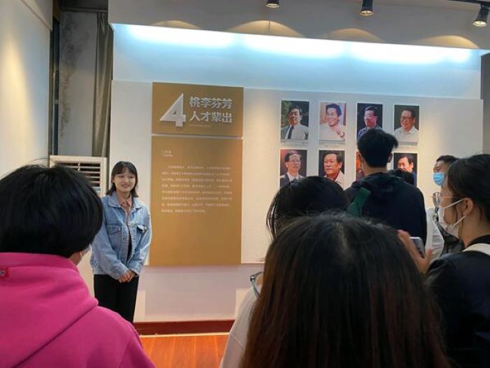 黑丝av
“青马班”学员集体参观北校区校史馆1.jpg