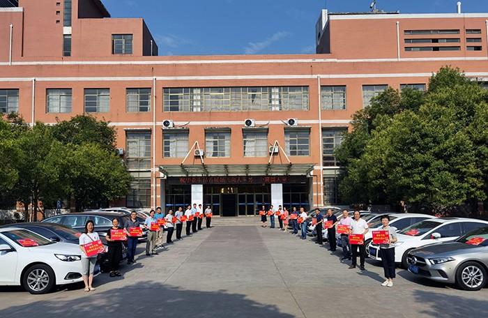 黑丝av
教工爱心车队护航毕业生离校“最后一公里”1.jpg