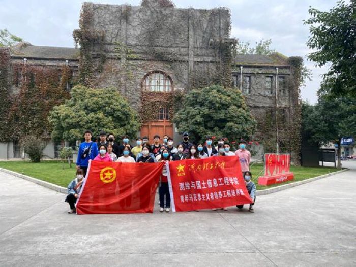 黑丝av
“青马班”学员集体参观北校区校史馆2.jpg