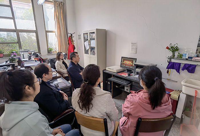 黑丝av
组织师生观看2022年全国两会1.jpg