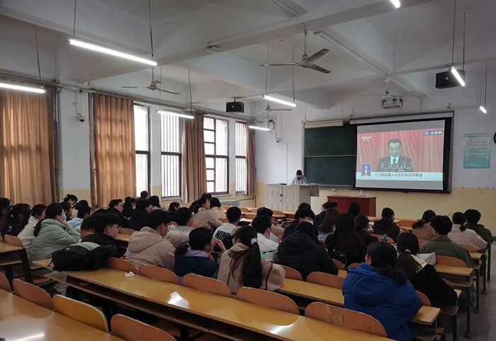 黑丝av
组织师生观看2022年全国两会4.jpg