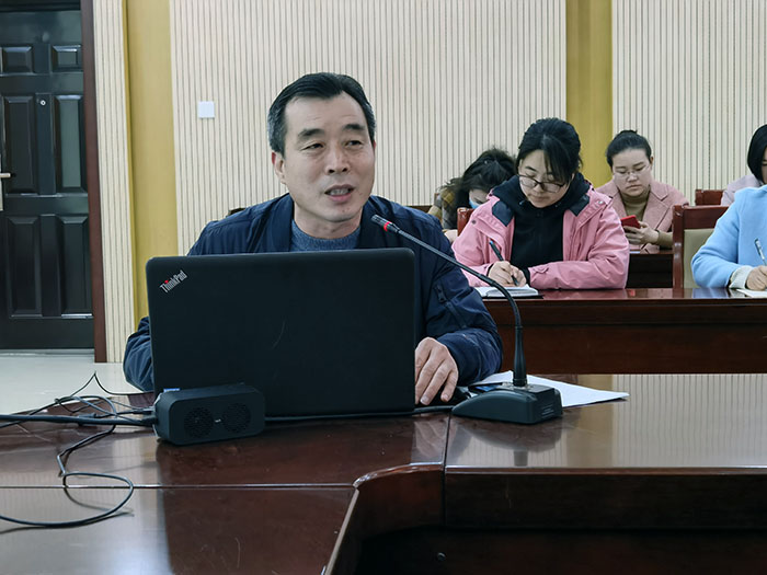 黑丝av
召开《深化新时代教育评价改革总体方案》学习培训会2.jpg
